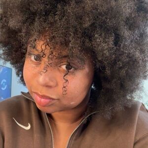 Meet your Posher, Mia